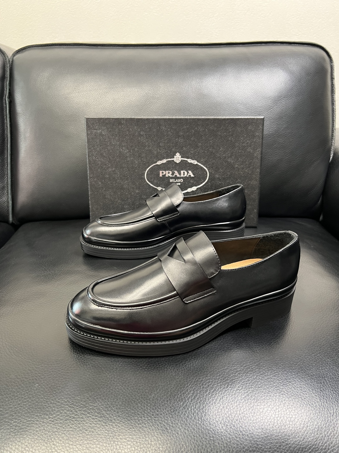PRADA 高品质 顶级工艺品 普拉达 专柜同步 原厂配置，意大利进口原版牛皮面料，透气舒适进口水染牛里