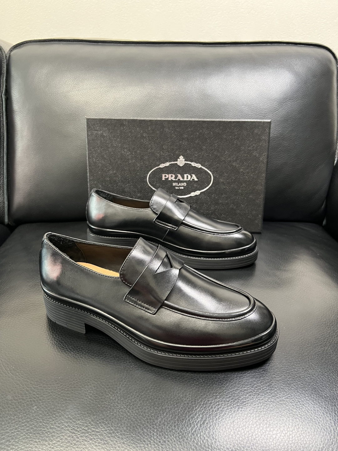 PRADA 高品质 顶级工艺品 普拉达 专柜同步 原厂配置，意大利进口原版牛皮面料，透气舒适进口水染牛里