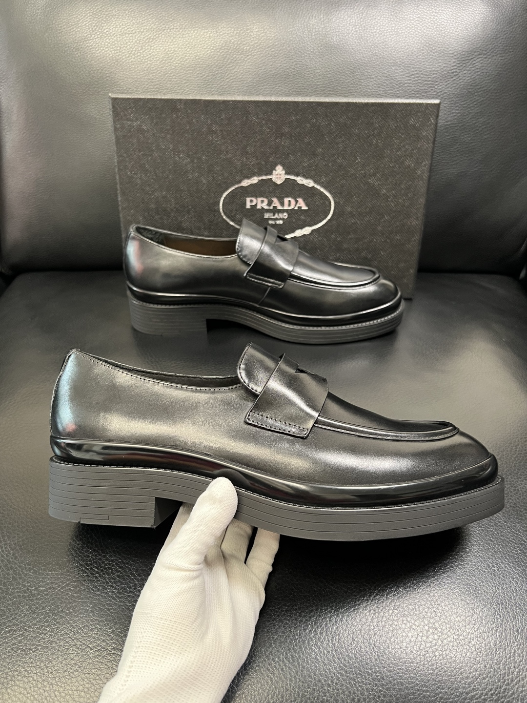 PRADA 高品质 顶级工艺品 普拉达 专柜同步 原厂配置，意大利进口原版牛皮面料，透气舒适进口水染牛里