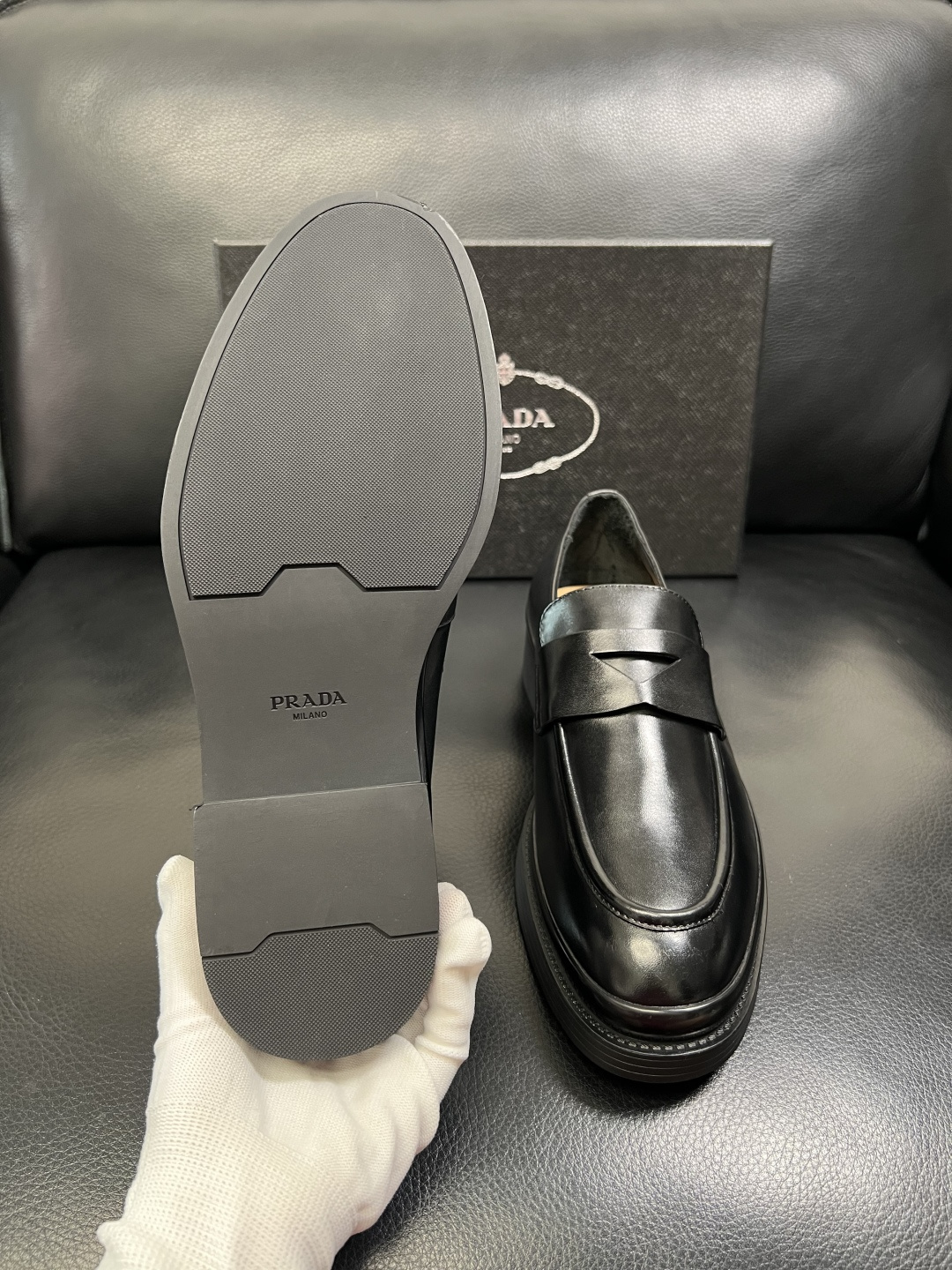 PRADA 高品质 顶级工艺品 普拉达 专柜同步 原厂配置，意大利进口原版牛皮面料，透气舒适进口水染牛里
