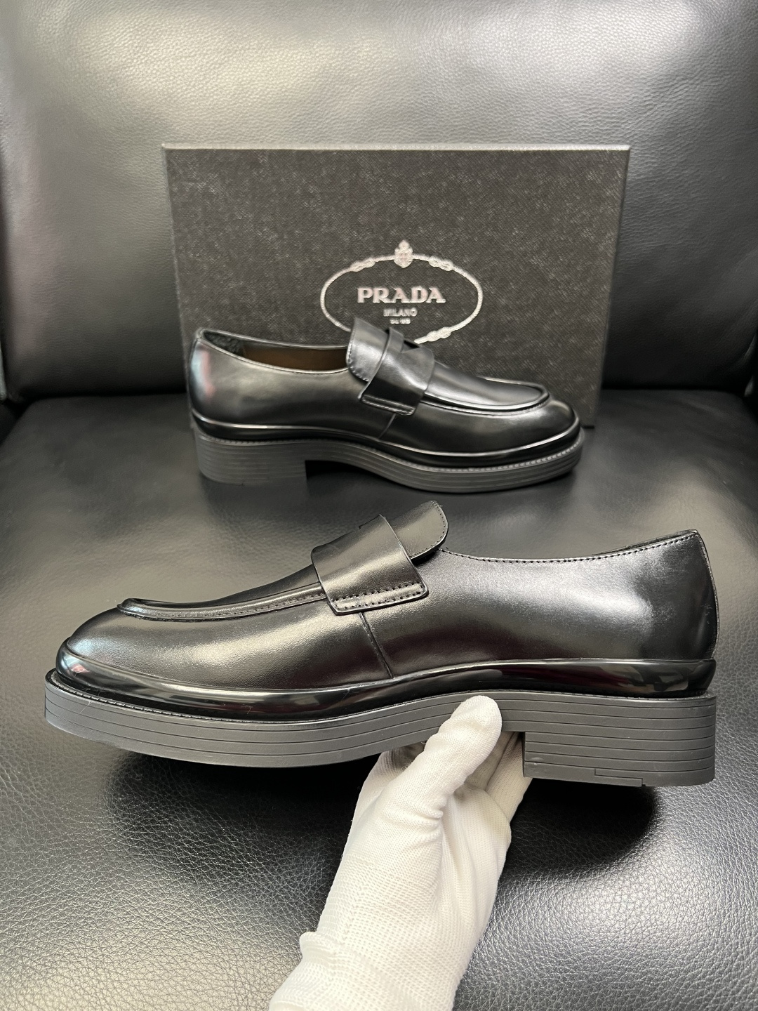 PRADA 高品质 顶级工艺品 普拉达 专柜同步 原厂配置，意大利进口原版牛皮面料，透气舒适进口水染牛里