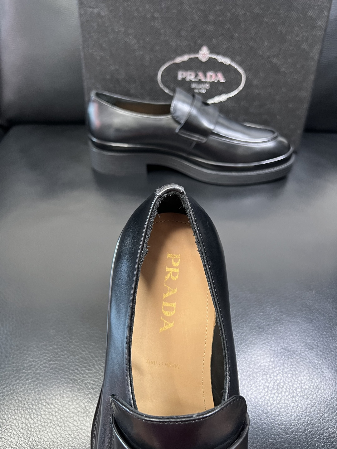 PRADA 高品质 顶级工艺品 普拉达 专柜同步 原厂配置，意大利进口原版牛皮面料，透气舒适进口水染牛里