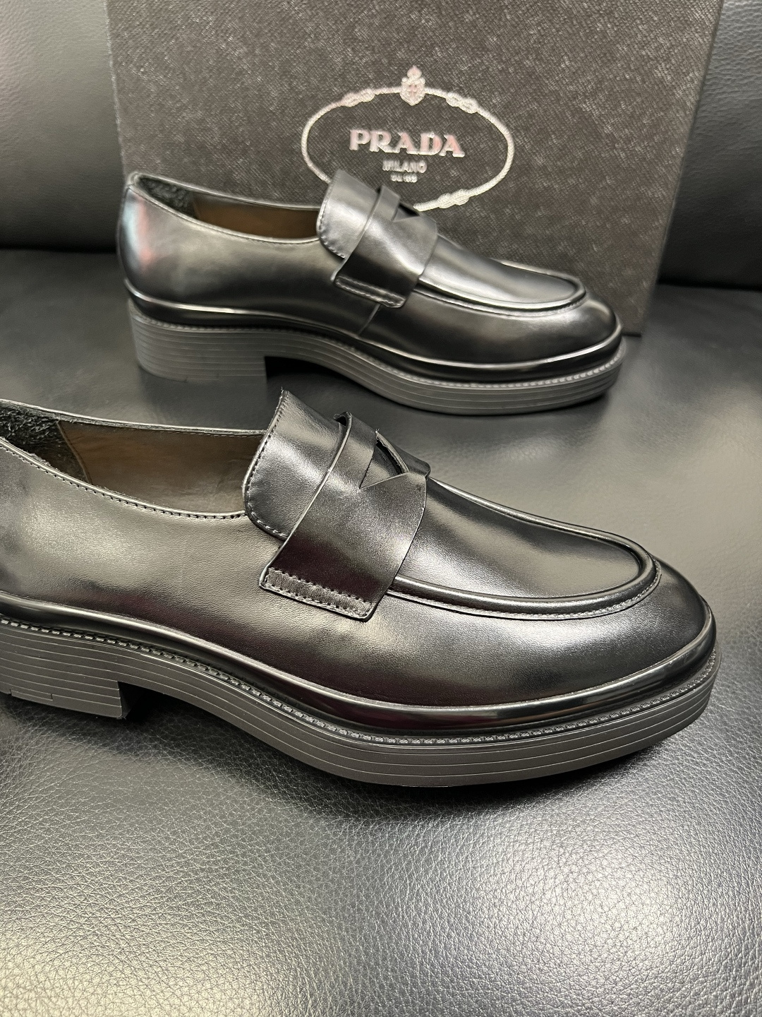 PRADA 高品质 顶级工艺品 普拉达 专柜同步 原厂配置，意大利进口原版牛皮面料，透气舒适进口水染牛里