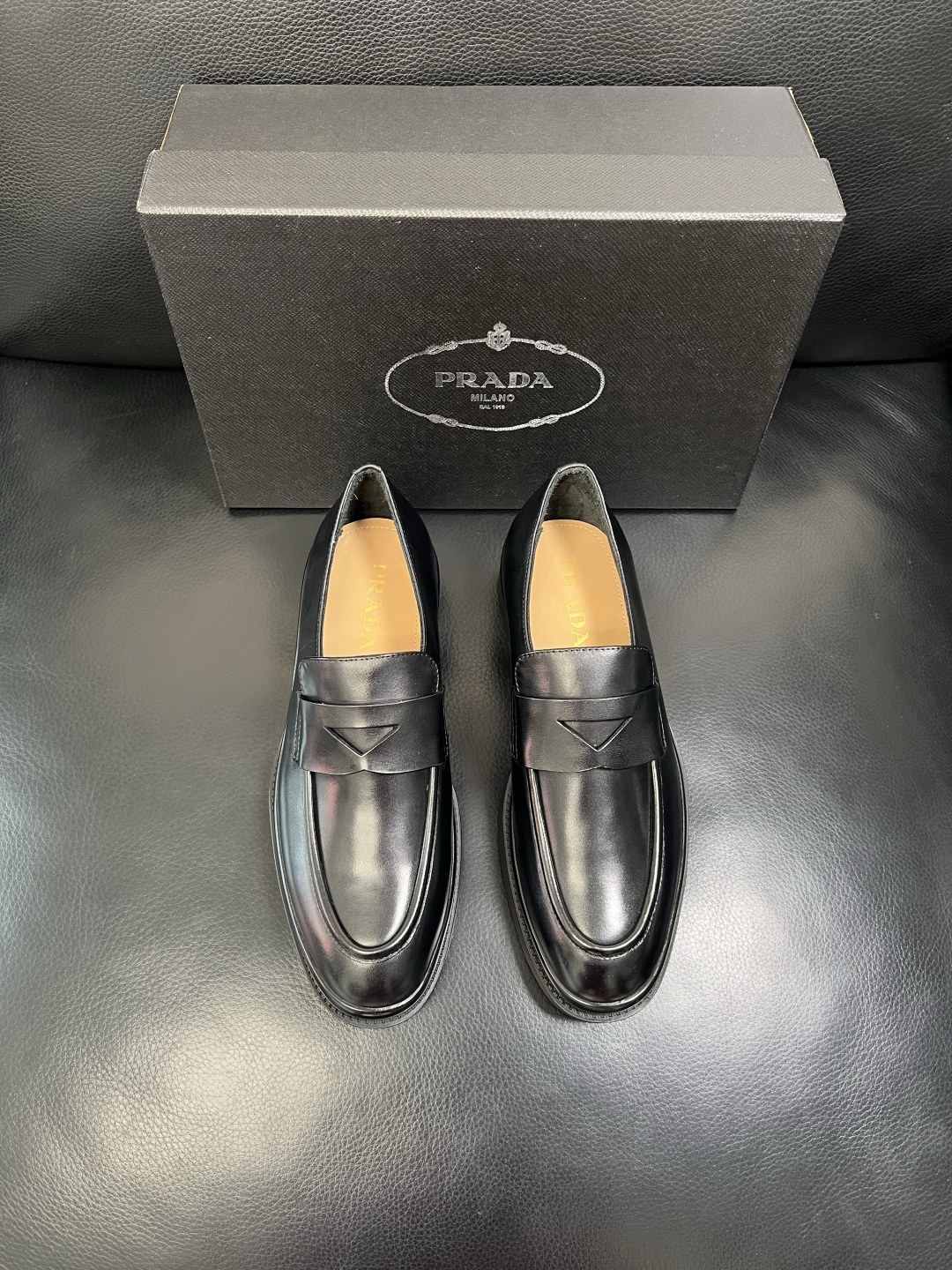 PRADA 高品质 顶级工艺品 普拉达 专柜同步 原厂配置，意大利进口原版牛皮面料，透气舒适进口水染牛里