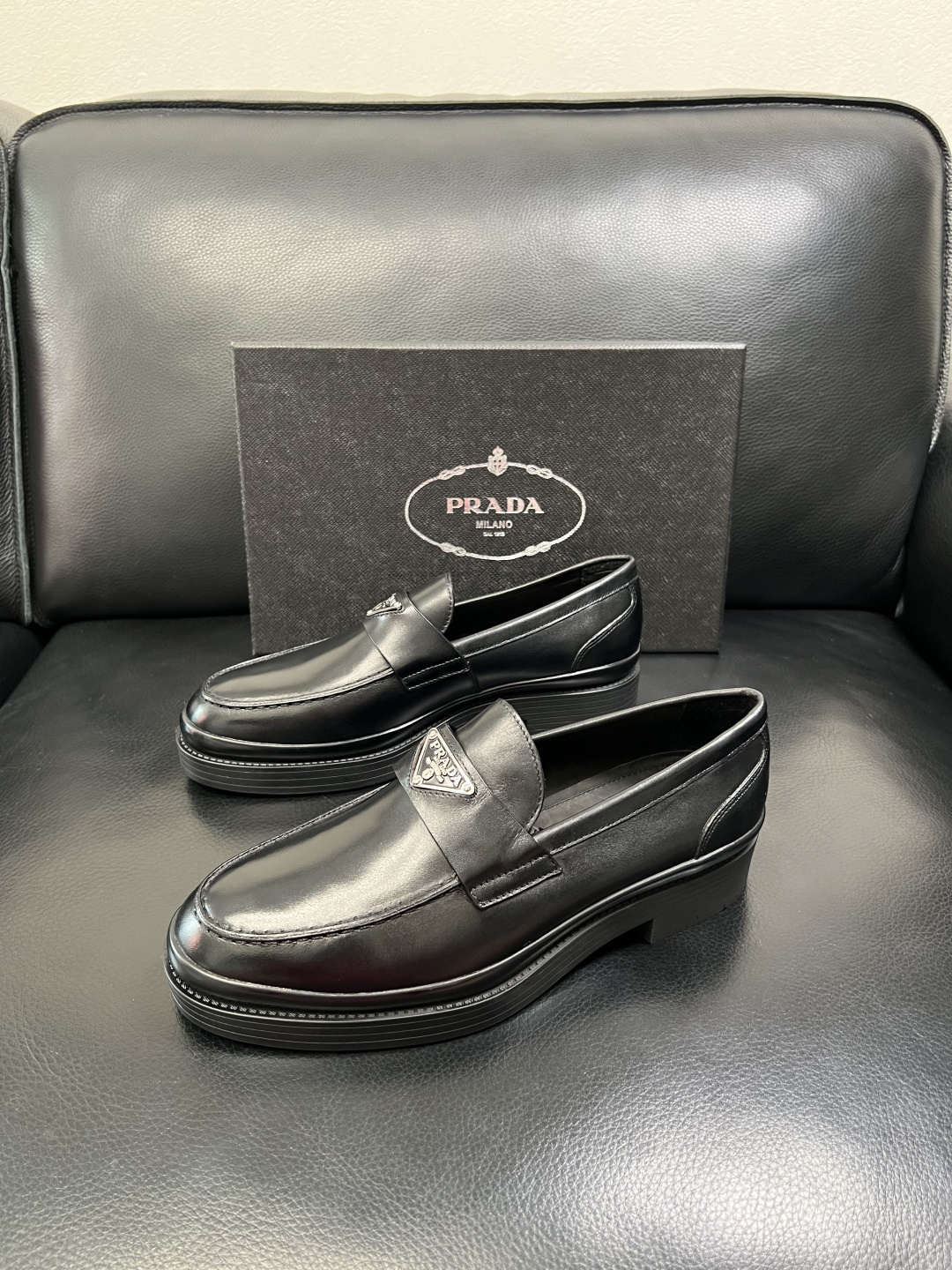 PRADA 高品质 顶级工艺品 普拉达 专柜同步 原厂配置，意大利进口原版牛皮面料，透气舒适进口水染牛里