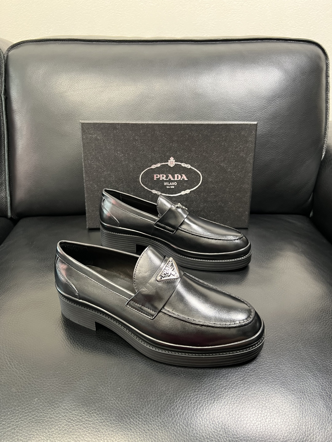 PRADA 高品质 顶级工艺品 普拉达 专柜同步 原厂配置，意大利进口原版牛皮面料，透气舒适进口水染牛里