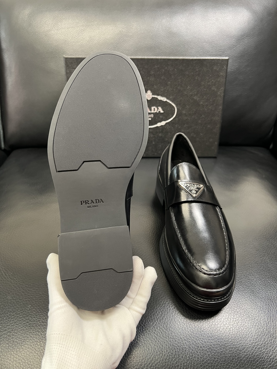 PRADA 高品质 顶级工艺品 普拉达 专柜同步 原厂配置，意大利进口原版牛皮面料，透气舒适进口水染牛里
