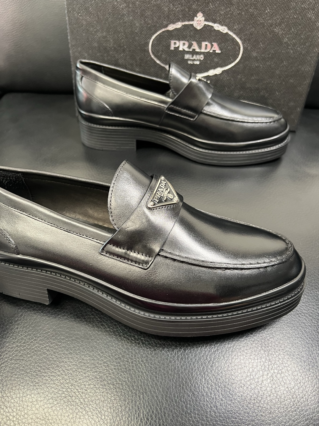 PRADA 高品质 顶级工艺品 普拉达 专柜同步 原厂配置，意大利进口原版牛皮面料，透气舒适进口水染牛里