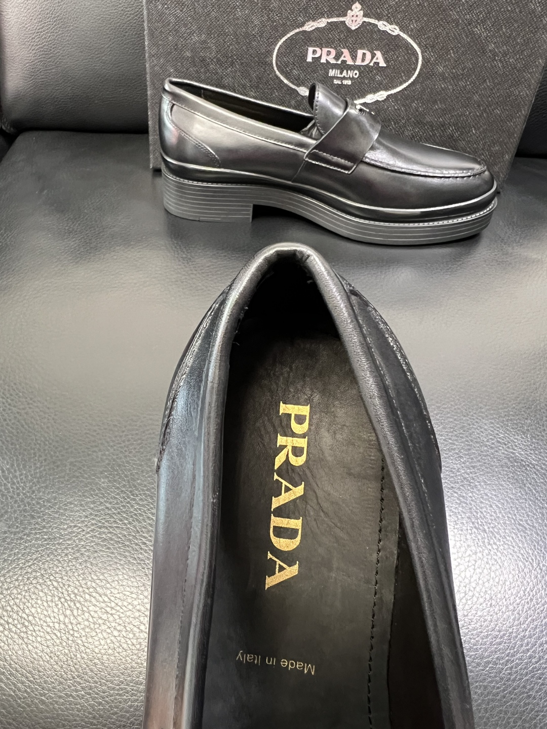 PRADA 高品质 顶级工艺品 普拉达 专柜同步 原厂配置，意大利进口原版牛皮面料，透气舒适进口水染牛里