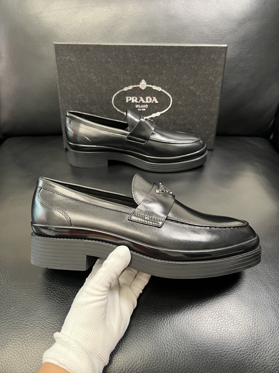 PRADA 高品质 顶级工艺品 普拉达 专柜同步 原厂配置，意大利进口原版牛皮面料，透气舒适进口水染牛里