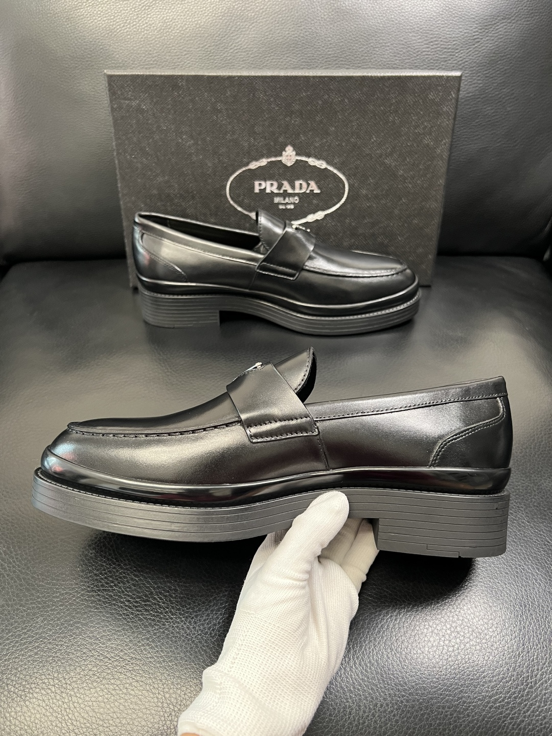 PRADA 高品质 顶级工艺品 普拉达 专柜同步 原厂配置，意大利进口原版牛皮面料，透气舒适进口水染牛里