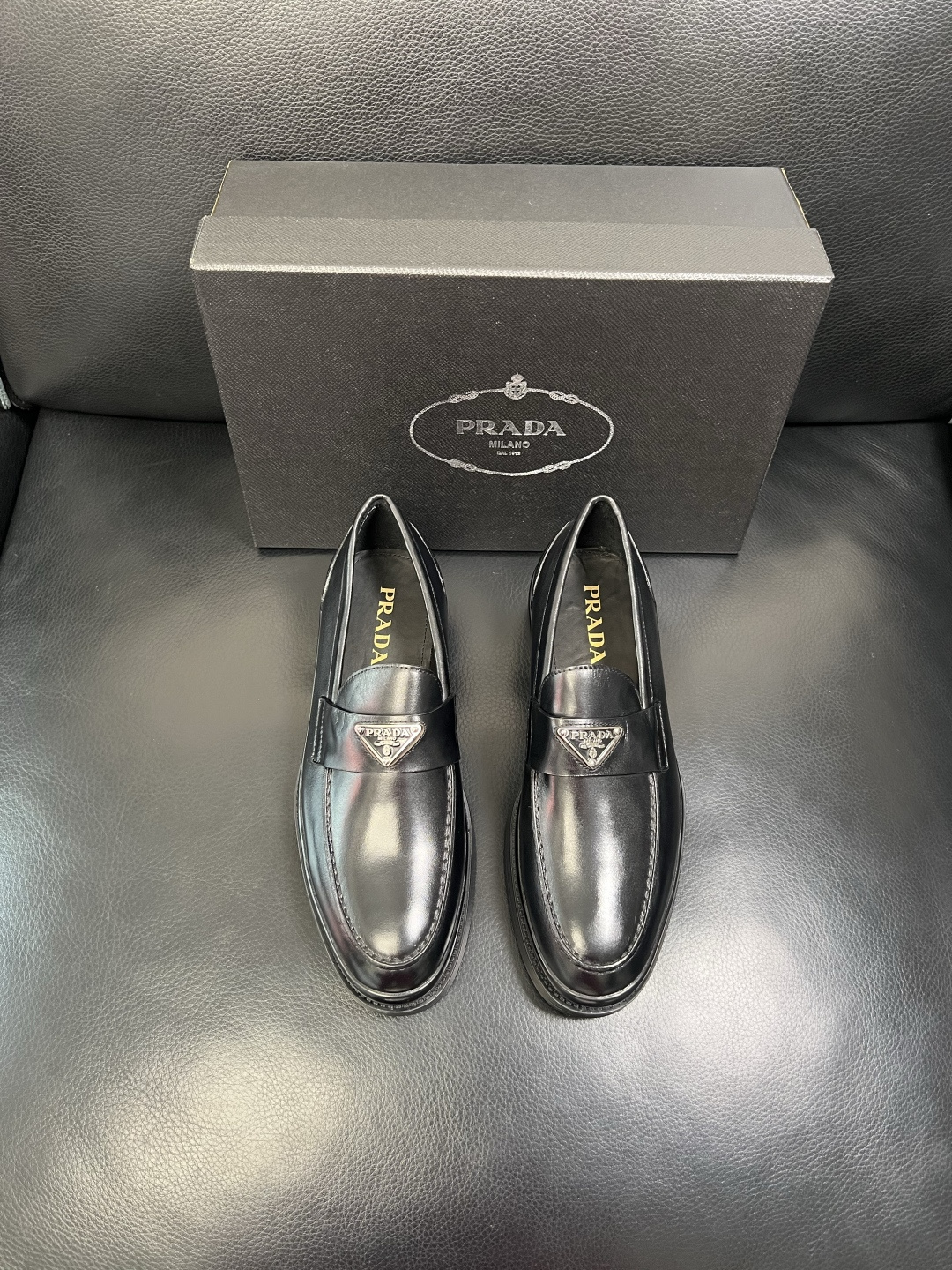 PRADA 高品质 顶级工艺品 普拉达 专柜同步 原厂配置，意大利进口原版牛皮面料，透气舒适进口水染牛里