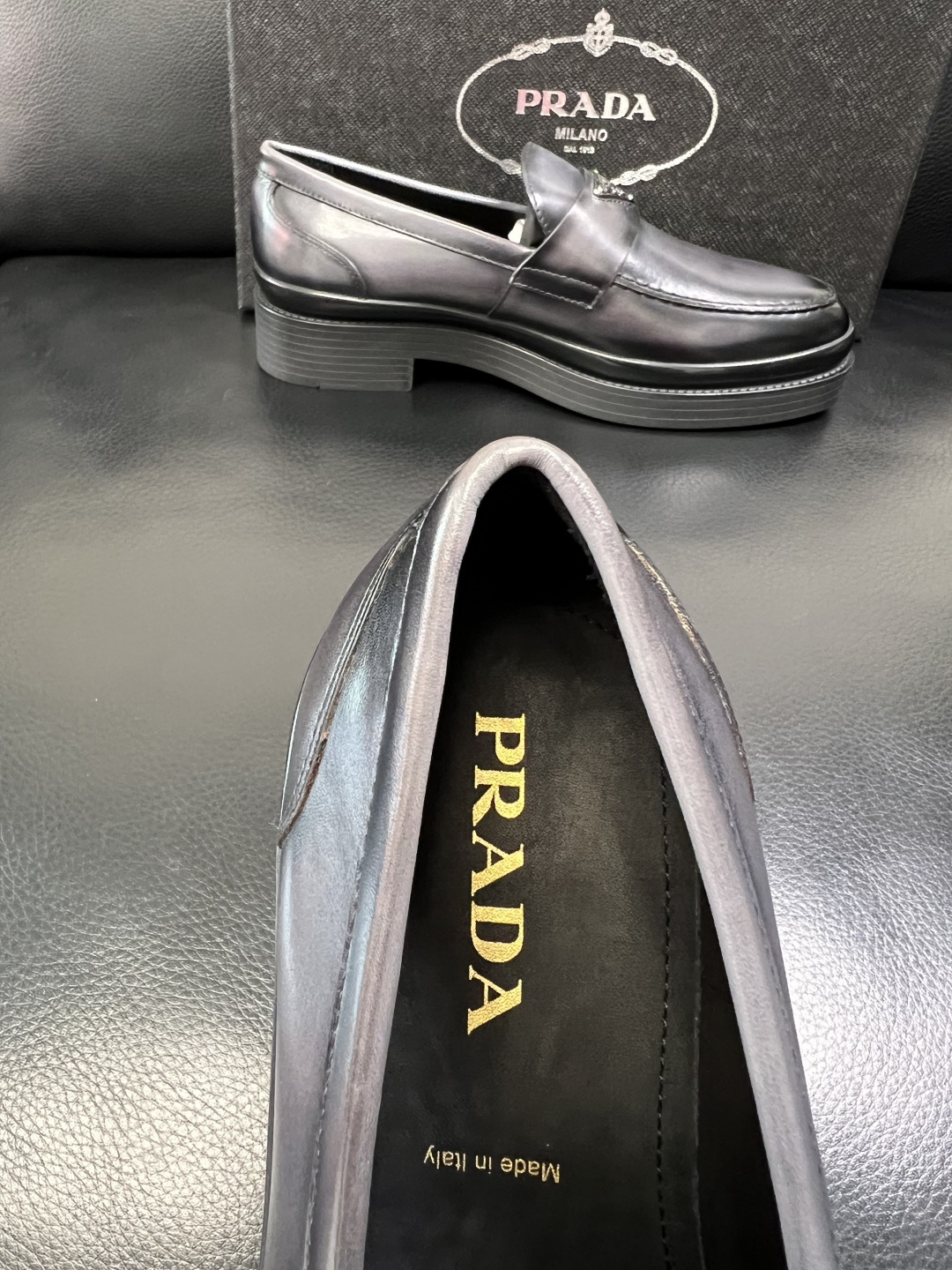 PRADA 高品质 顶级工艺品 普拉达 专柜同步 原厂配置，意大利进口原版牛皮面料，透气舒适进口水染牛里