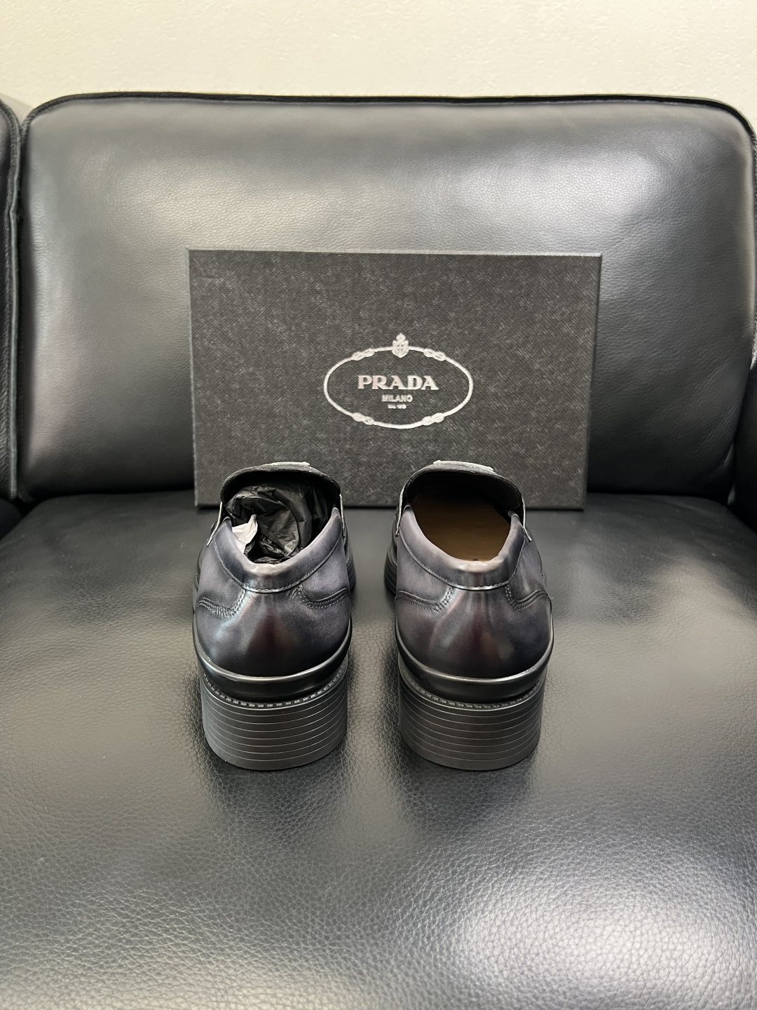PRADA 高品质 顶级工艺品 普拉达 专柜同步 原厂配置，意大利进口原版牛皮面料，透气舒适进口水染牛里