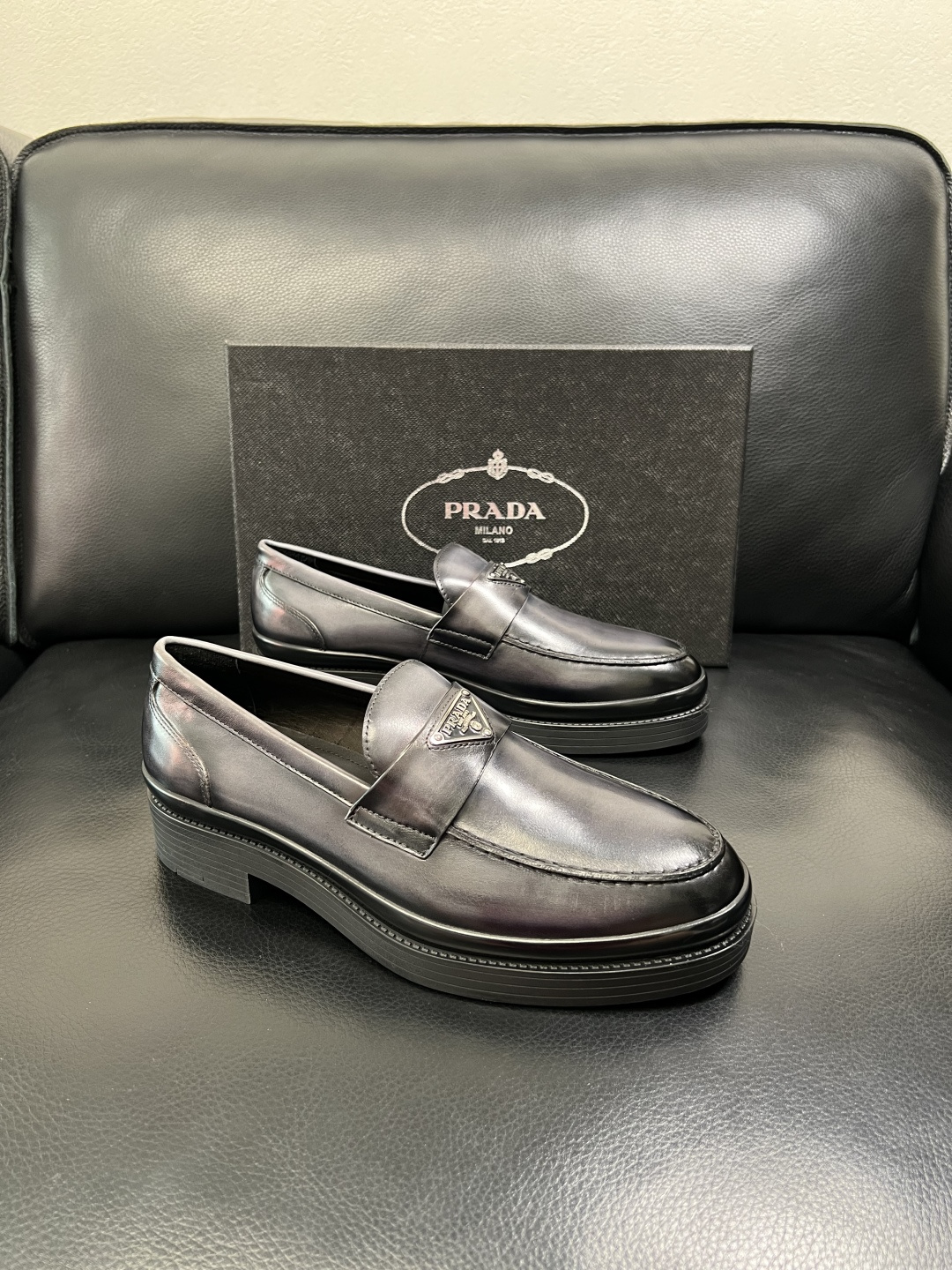 PRADA 高品质 顶级工艺品 普拉达 专柜同步 原厂配置，意大利进口原版牛皮面料，透气舒适进口水染牛里
