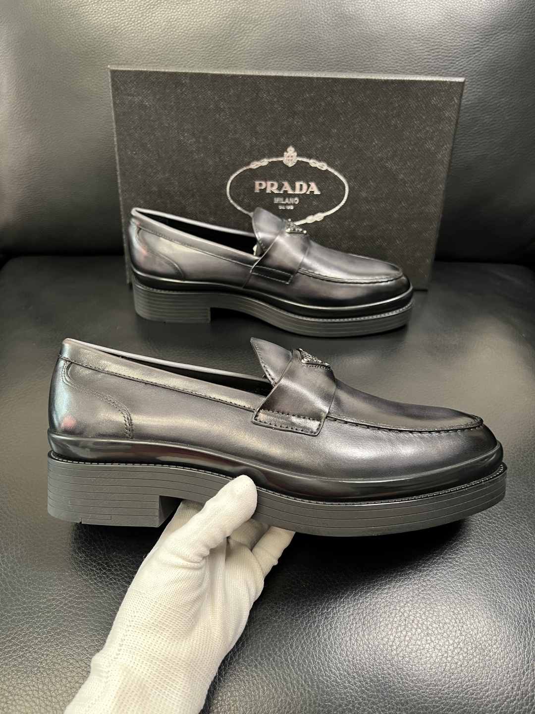 PRADA 高品质 顶级工艺品 普拉达 专柜同步 原厂配置，意大利进口原版牛皮面料，透气舒适进口水染牛里