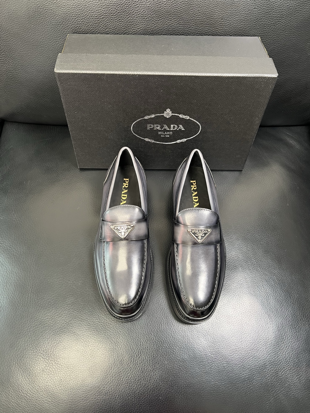 PRADA 高品质 顶级工艺品 普拉达 专柜同步 原厂配置，意大利进口原版牛皮面料，透气舒适进口水染牛里