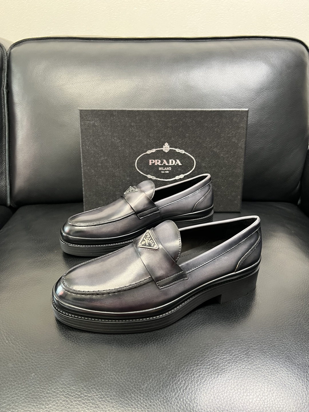 PRADA 高品质 顶级工艺品 普拉达 专柜同步 原厂配置，意大利进口原版牛皮面料，透气舒适进口水染牛里