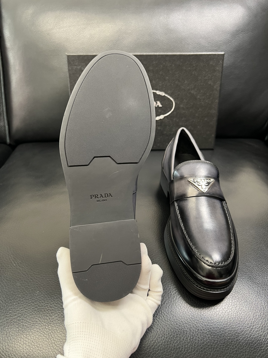 PRADA 高品质 顶级工艺品 普拉达 专柜同步 原厂配置，意大利进口原版牛皮面料，透气舒适进口水染牛里