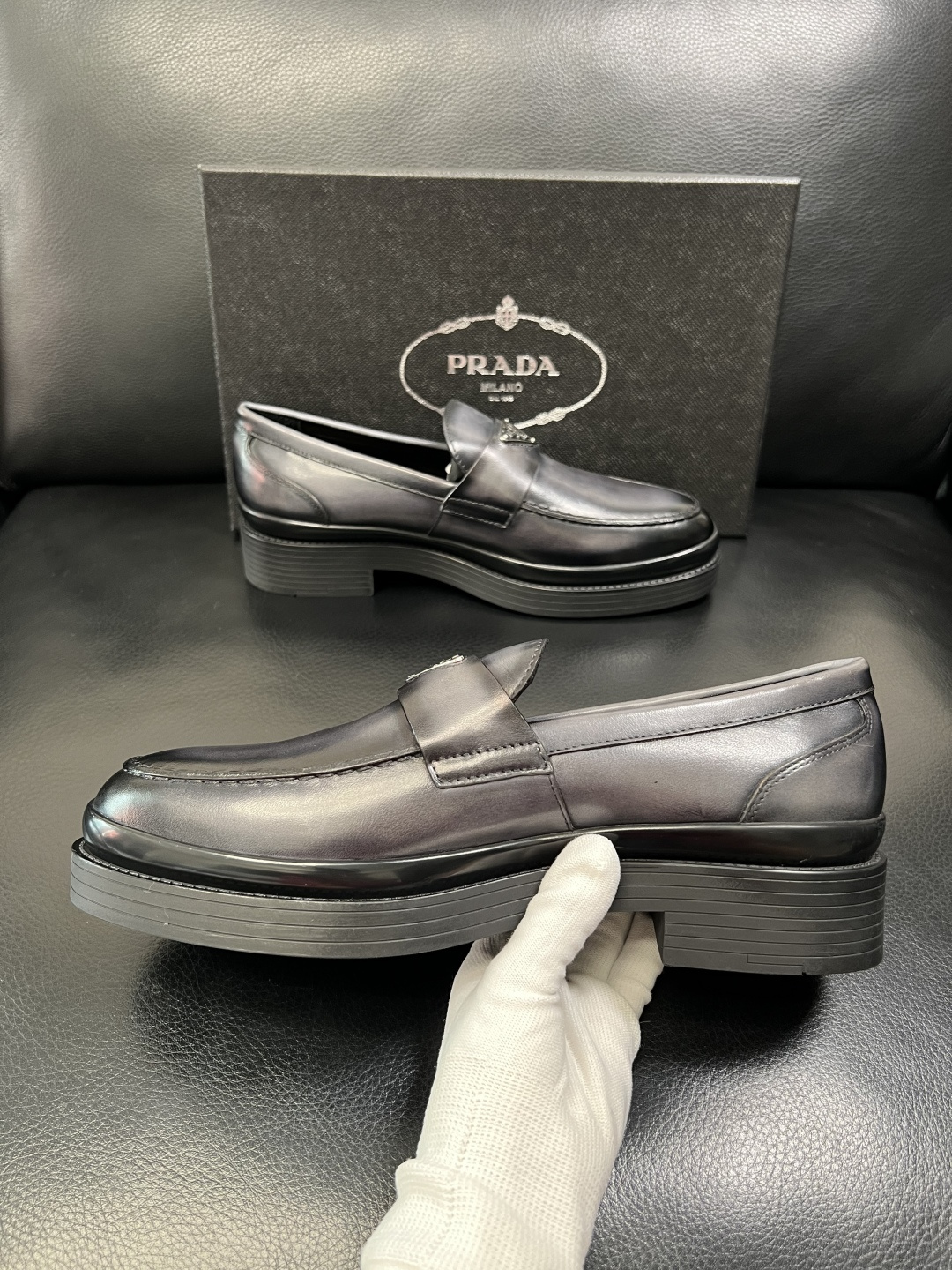 PRADA 高品质 顶级工艺品 普拉达 专柜同步 原厂配置，意大利进口原版牛皮面料，透气舒适进口水染牛里