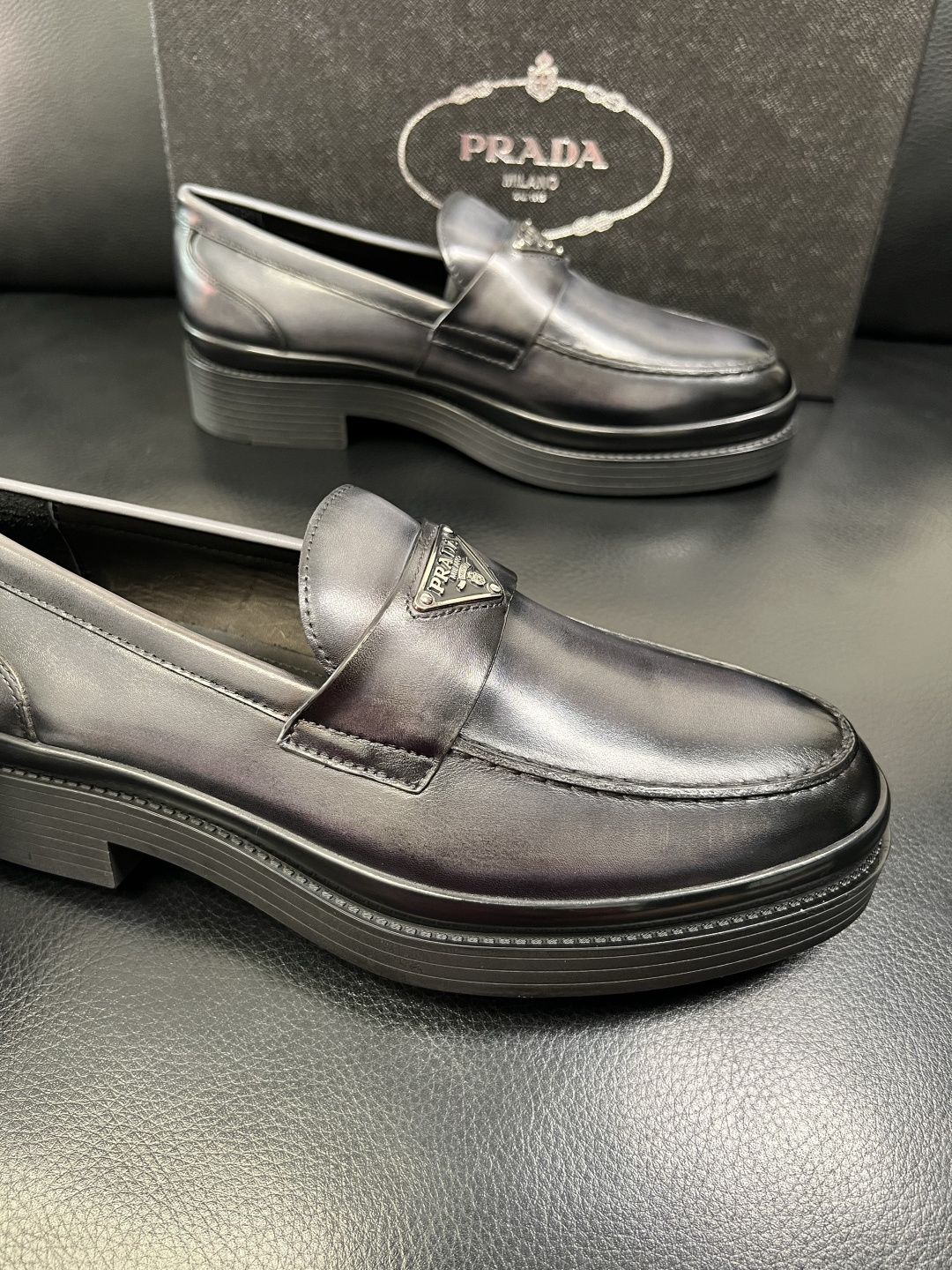 PRADA 高品质 顶级工艺品 普拉达 专柜同步 原厂配置，意大利进口原版牛皮面料，透气舒适进口水染牛里