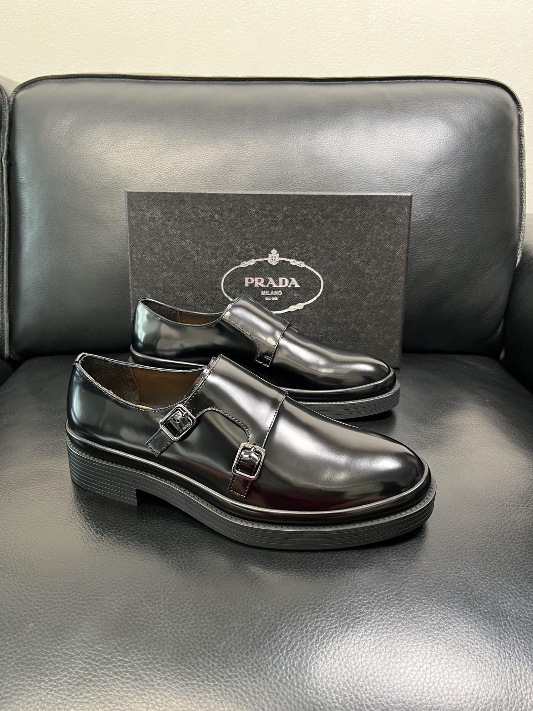PRADA 高品质 顶级工艺品 普拉达 专柜同步 原厂配置，意大利进口原版牛皮面料，透气舒适进口水染牛里