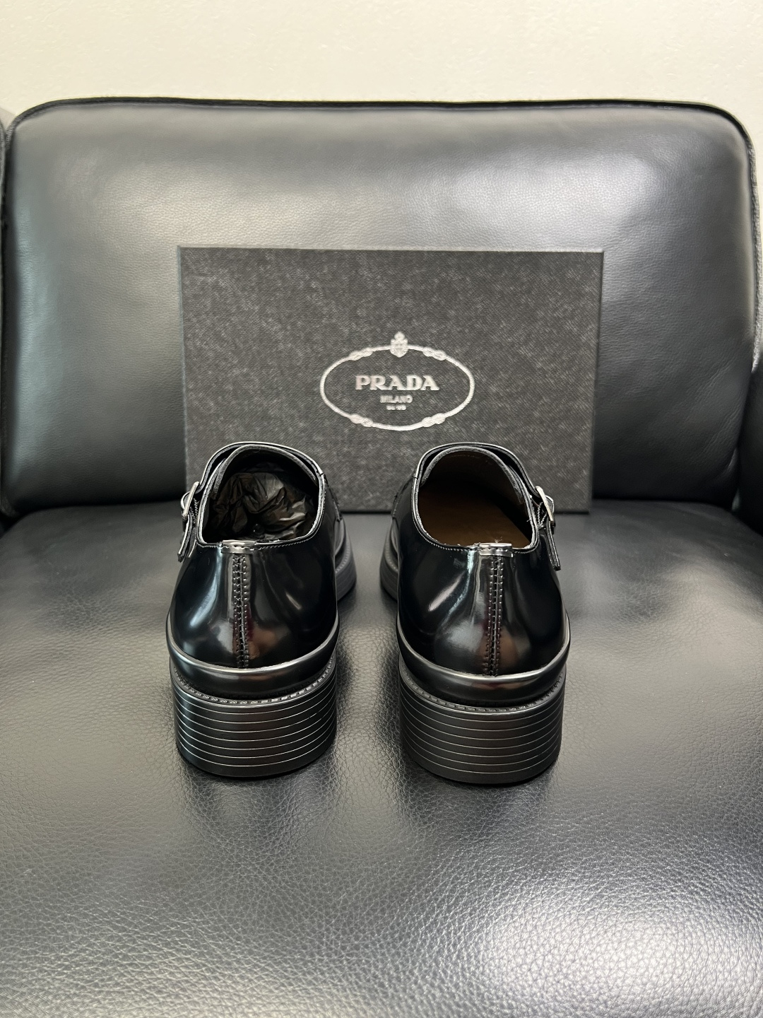 PRADA 高品质 顶级工艺品 普拉达 专柜同步 原厂配置，意大利进口原版牛皮面料，透气舒适进口水染牛里