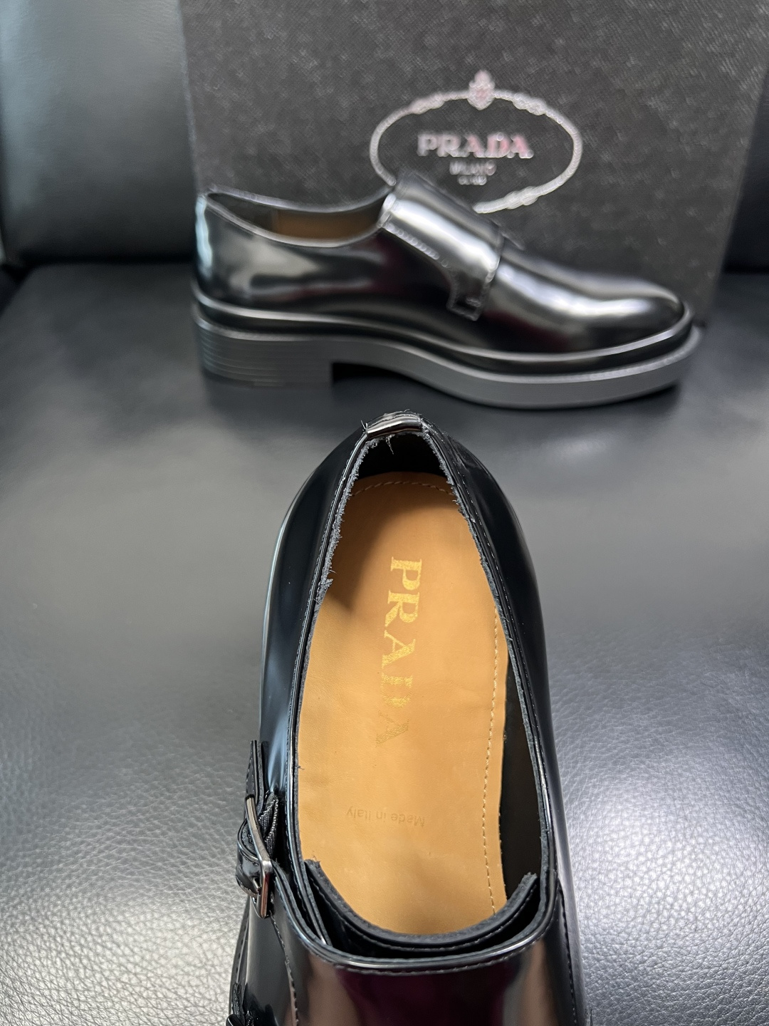 PRADA 高品质 顶级工艺品 普拉达 专柜同步 原厂配置，意大利进口原版牛皮面料，透气舒适进口水染牛里