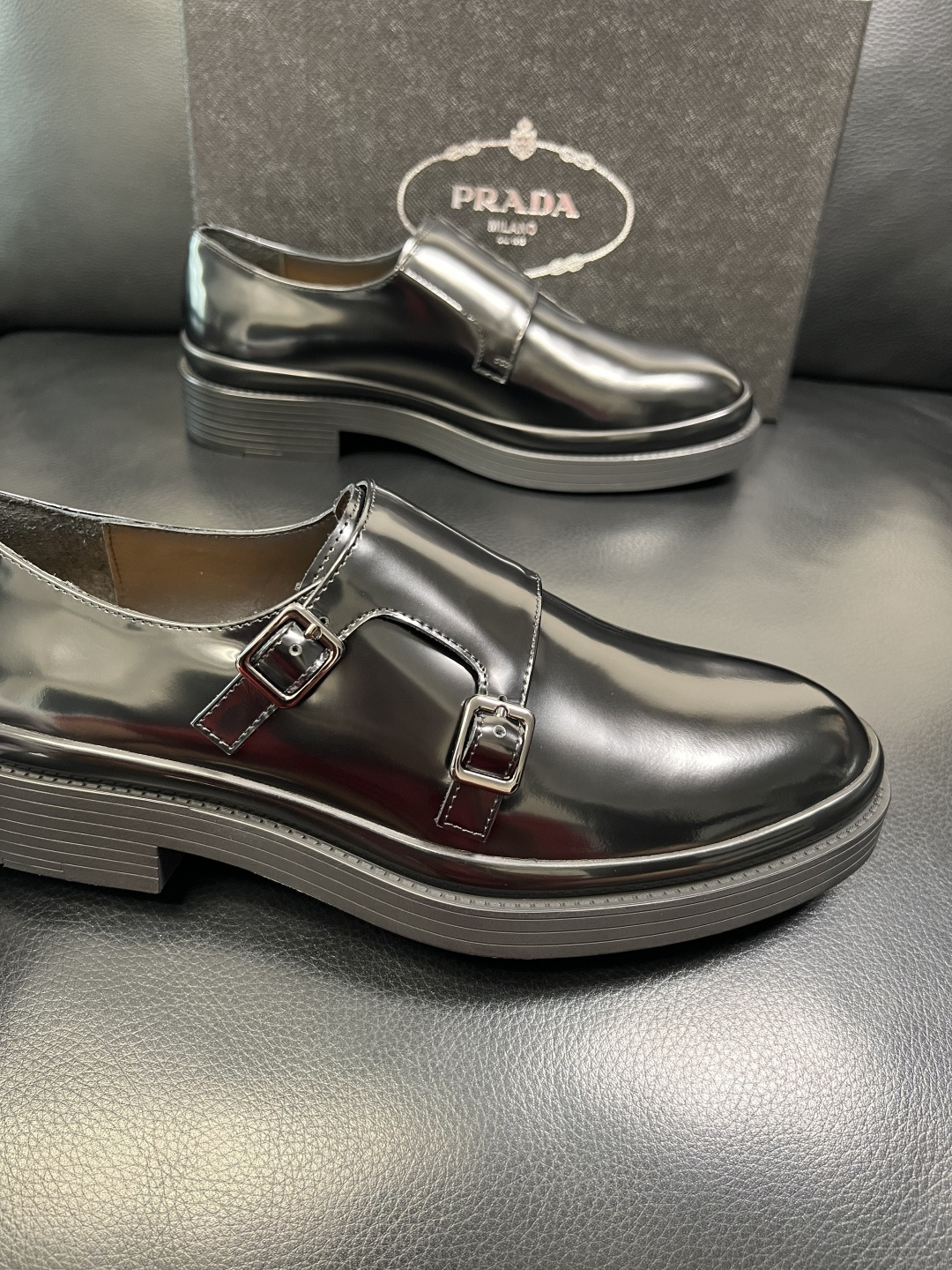 PRADA 高品质 顶级工艺品 普拉达 专柜同步 原厂配置，意大利进口原版牛皮面料，透气舒适进口水染牛里