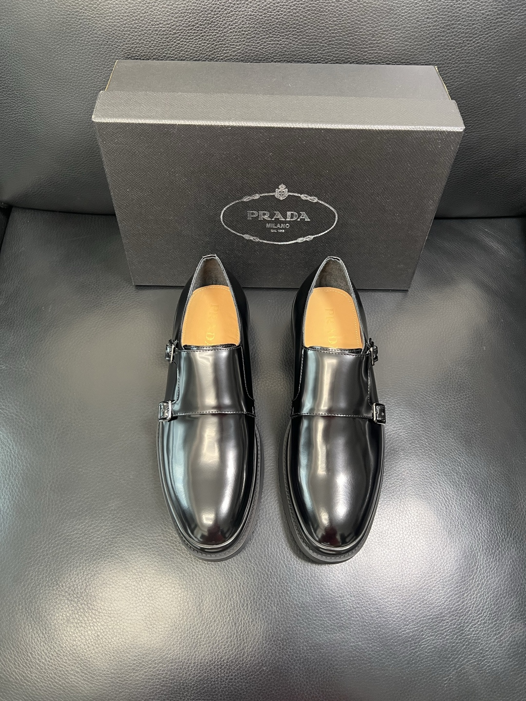 PRADA 高品质 顶级工艺品 普拉达 专柜同步 原厂配置，意大利进口原版牛皮面料，透气舒适进口水染牛里