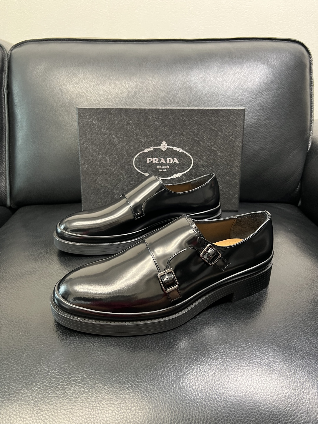 PRADA 高品质 顶级工艺品 普拉达 专柜同步 原厂配置，意大利进口原版牛皮面料，透气舒适进口水染牛里