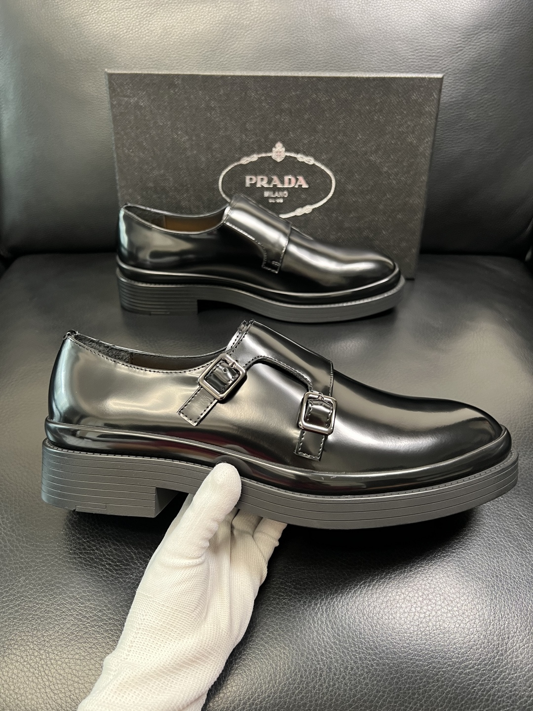 PRADA 高品质 顶级工艺品 普拉达 专柜同步 原厂配置，意大利进口原版牛皮面料，透气舒适进口水染牛里