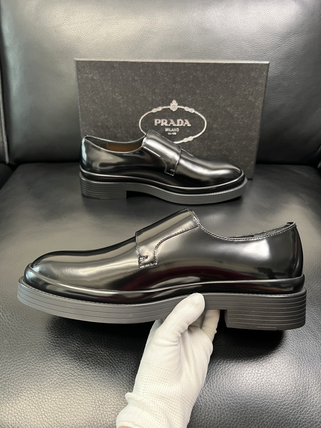 PRADA 高品质 顶级工艺品 普拉达 专柜同步 原厂配置，意大利进口原版牛皮面料，透气舒适进口水染牛里