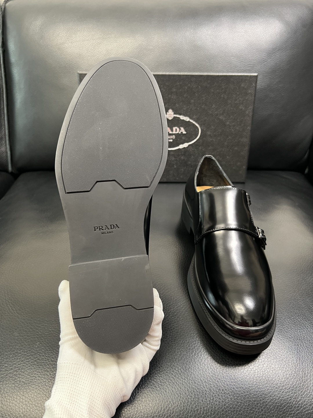 PRADA 高品质 顶级工艺品 普拉达 专柜同步 原厂配置，意大利进口原版牛皮面料，透气舒适进口水染牛里