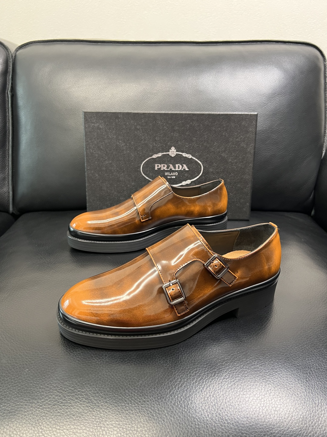 PRADA 高品质 顶级工艺品 普拉达 专柜同步 原厂配置，意大利进口原版牛皮面料，透气舒适进口水染牛里