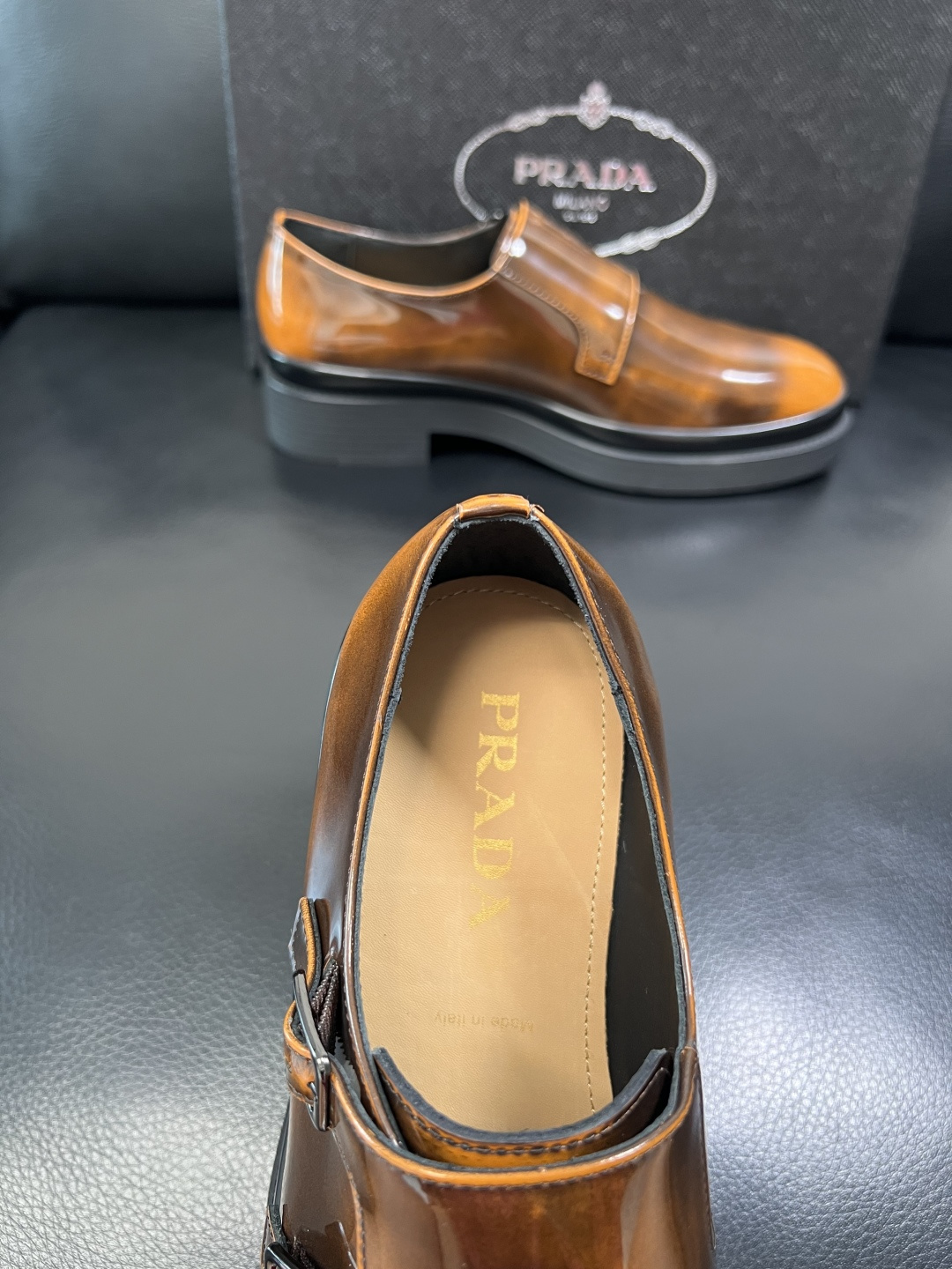 PRADA 高品质 顶级工艺品 普拉达 专柜同步 原厂配置，意大利进口原版牛皮面料，透气舒适进口水染牛里