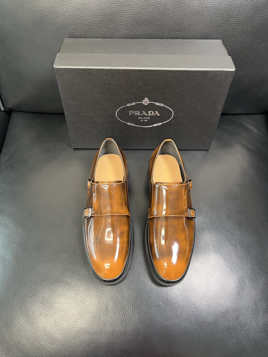 PRADA 高品质 顶级工艺品 普拉达 专柜同步 原厂配置，意大利进口原版牛皮面料，透气舒适进口水染牛里