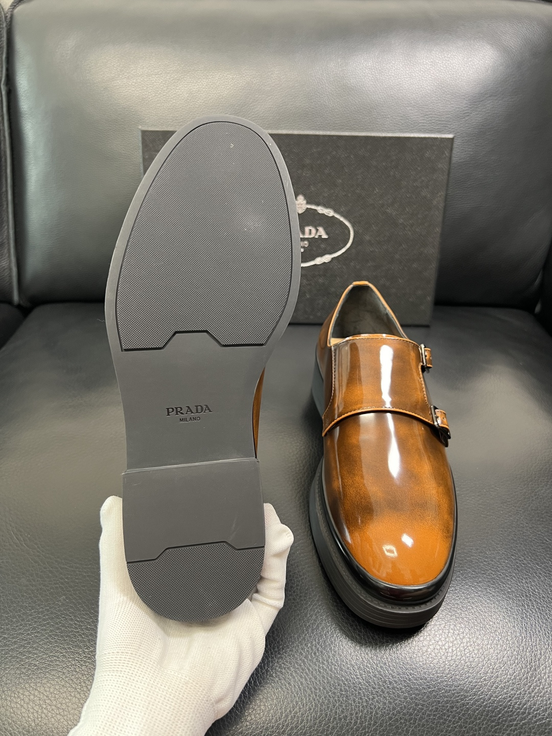PRADA 高品质 顶级工艺品 普拉达 专柜同步 原厂配置，意大利进口原版牛皮面料，透气舒适进口水染牛里