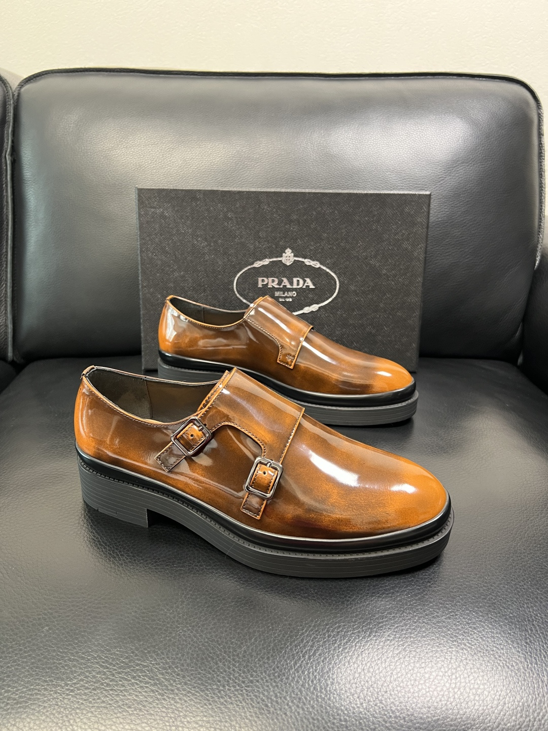 PRADA 高品质 顶级工艺品 普拉达 专柜同步 原厂配置，意大利进口原版牛皮面料，透气舒适进口水染牛里