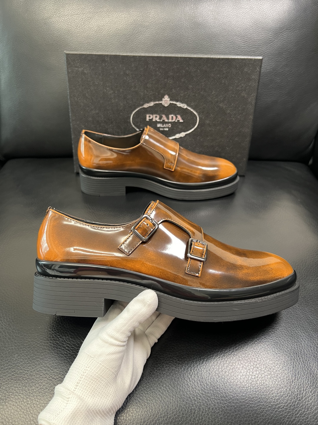 PRADA 高品质 顶级工艺品 普拉达 专柜同步 原厂配置，意大利进口原版牛皮面料，透气舒适进口水染牛里