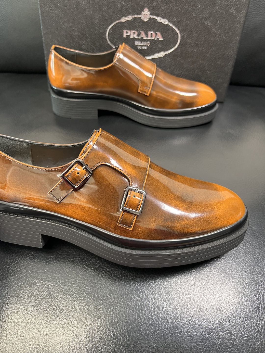 PRADA 高品质 顶级工艺品 普拉达 专柜同步 原厂配置，意大利进口原版牛皮面料，透气舒适进口水染牛里