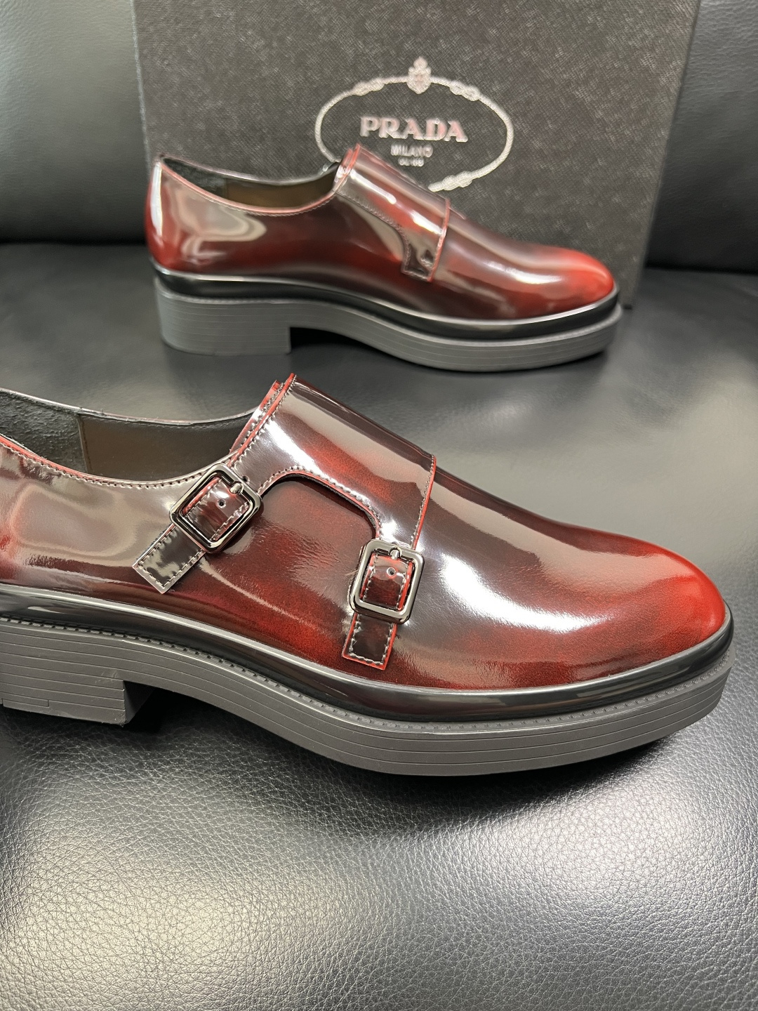 PRADA 高品质 顶级工艺品 普拉达 专柜同步 原厂配置，意大利进口原版牛皮面料，透气舒适进口水染牛里