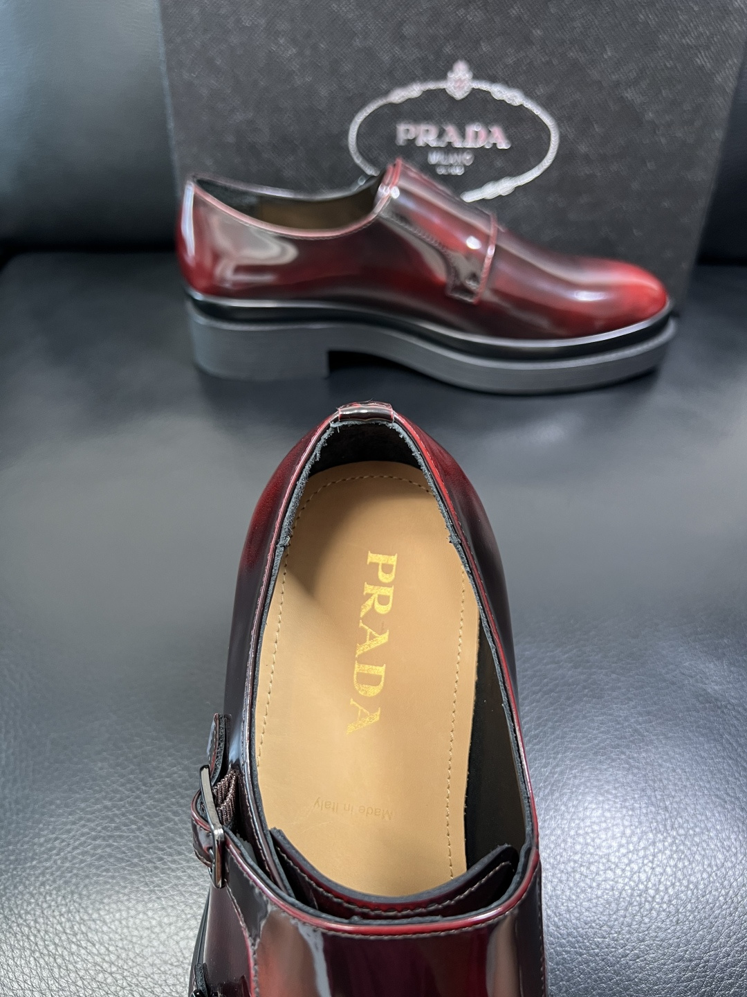 PRADA 高品质 顶级工艺品 普拉达 专柜同步 原厂配置，意大利进口原版牛皮面料，透气舒适进口水染牛里