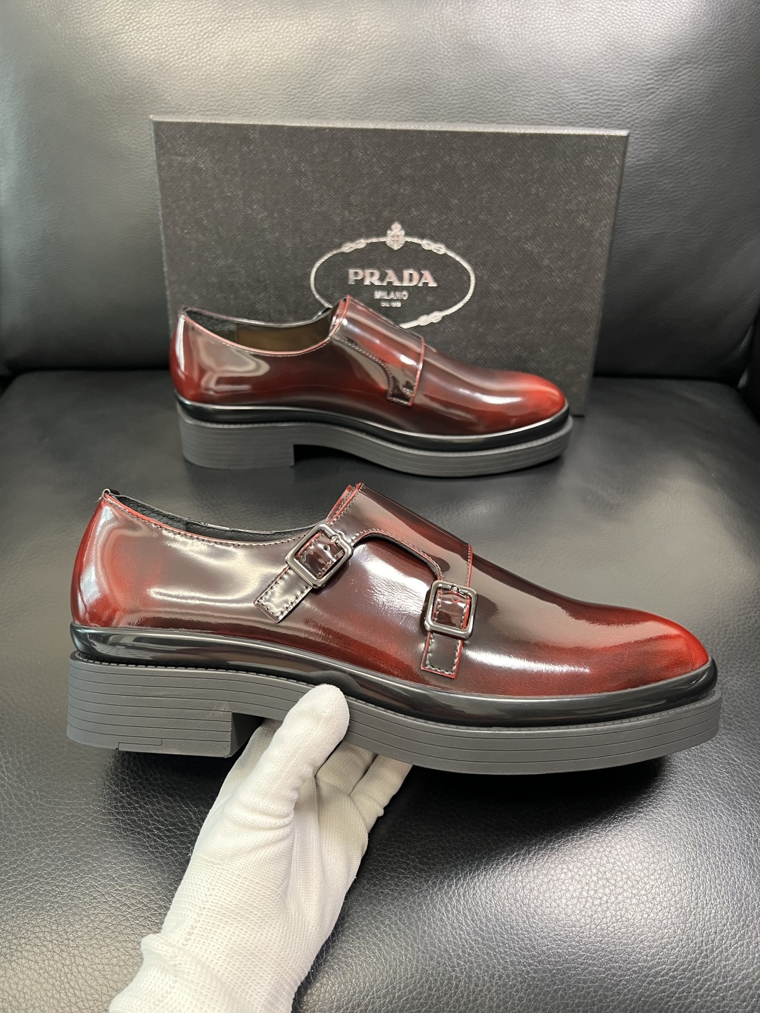 PRADA 高品质 顶级工艺品 普拉达 专柜同步 原厂配置，意大利进口原版牛皮面料，透气舒适进口水染牛里