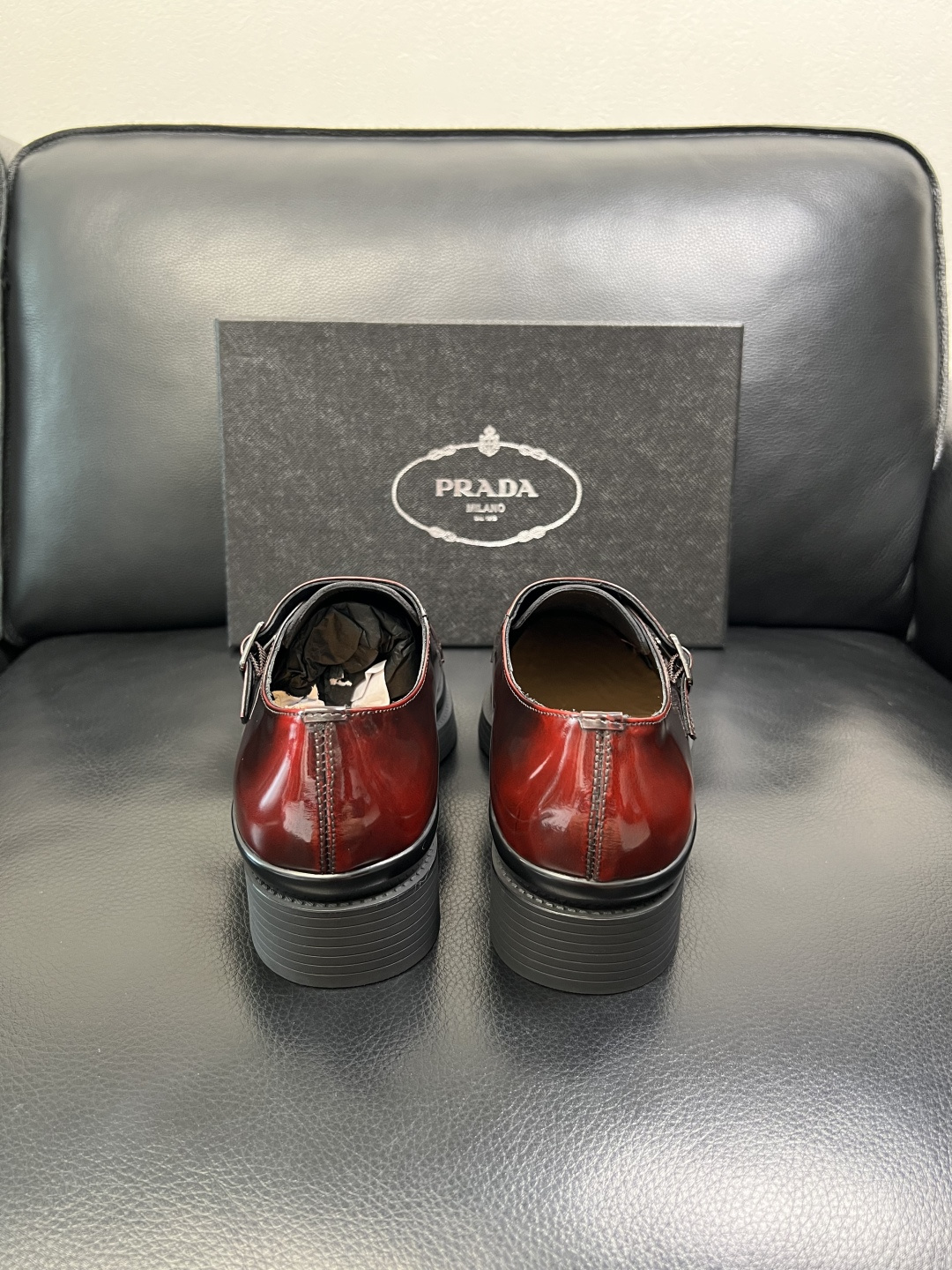 PRADA 高品质 顶级工艺品 普拉达 专柜同步 原厂配置，意大利进口原版牛皮面料，透气舒适进口水染牛里