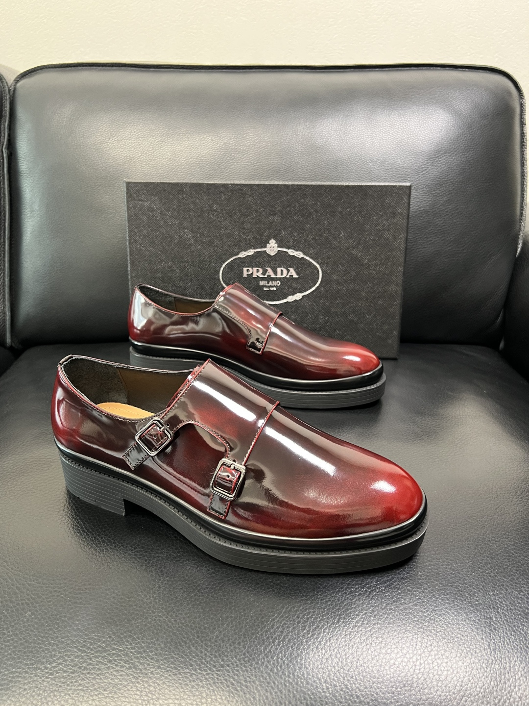 PRADA 高品质 顶级工艺品 普拉达 专柜同步 原厂配置，意大利进口原版牛皮面料，透气舒适进口水染牛里