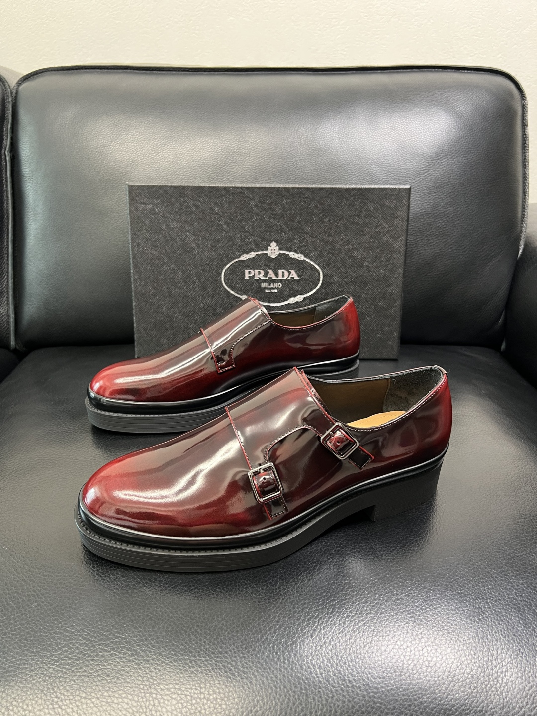 PRADA 高品质 顶级工艺品 普拉达 专柜同步 原厂配置，意大利进口原版牛皮面料，透气舒适进口水染牛里