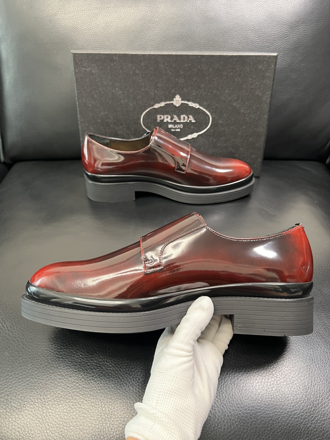 PRADA 高品质 顶级工艺品 普拉达 专柜同步 原厂配置，意大利进口原版牛皮面料，透气舒适进口水染牛里