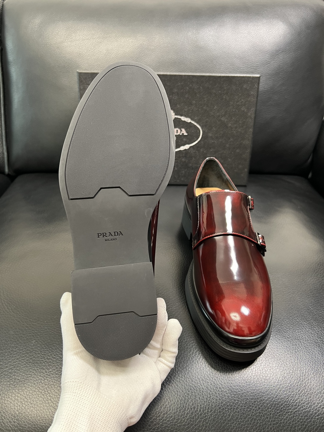 PRADA 高品质 顶级工艺品 普拉达 专柜同步 原厂配置，意大利进口原版牛皮面料，透气舒适进口水染牛里
