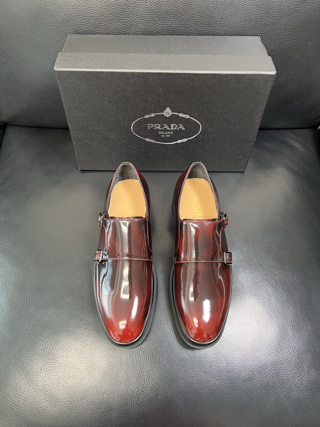 PRADA 高品质 顶级工艺品 普拉达 专柜同步 原厂配置，意大利进口原版牛皮面料，透气舒适进口水染牛里